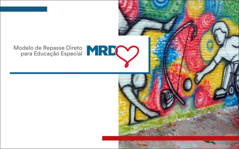 Modelo de Repasse Direto para Educação Especial MRD ao lado de foto do mural da FCEE, com desenho de dois meninos jogando capoeira, um deles cadeirante.