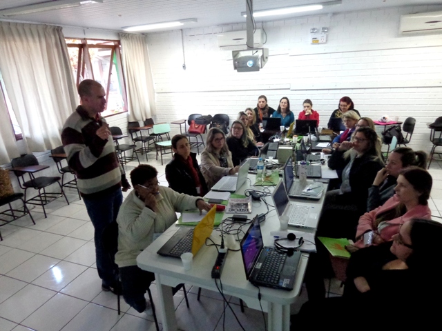 Marcelo Lofi ensina uso de softwares a professores