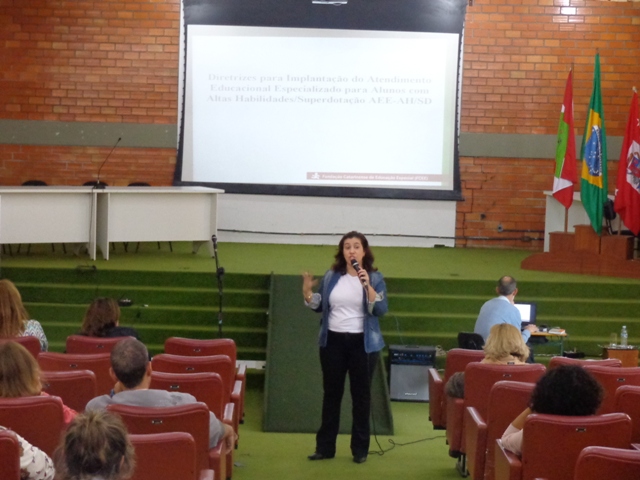 Andreia Panchiniak, da FCEE, fala sobre o Atendimento Educacional Especializado Altas Habilidades/superdotação