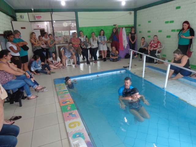 Professor Marcelo Roque ministrando aula prática de hidroterapia