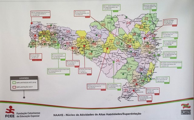 Na imagem, um mapa do Estado de Santa Catarina que mostra onde foi implatado cada pólo AEE Altas Habilidades/Super Dotação em 2016 e 2017.