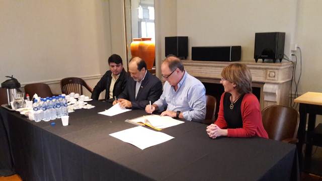 O Presidente da FCEE, professor Pedro de Souza, e o reitor da UDESC, Marcus Tomasi, assinando convênio que estabelece o Termo de Cooperação Técnico-Científica.