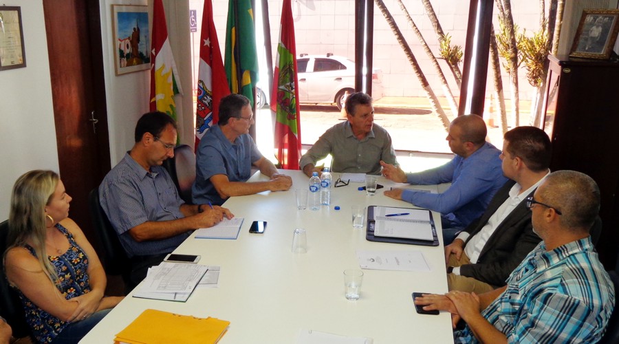 Presidente da APAE de Garopaba, deputado Jessé Lopes e equipe, presidente da FCEE Rubens Feijó e equipe reunidos na FCEE