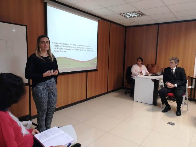 Fabiana Garcez apresenta slide durante reunião do GT sobre Autismo