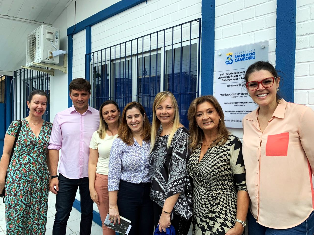 Equipe da FCEE, prefeito e secretária de Educação de Balneário Camboriú posam para foto na inauguração do Pólo