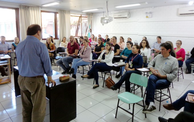 Na imagem, Diretor de Ensino, Pesquisa e Extensão da FCEE, Prof. Pedro de Souza conversa com os profissionais reunidos