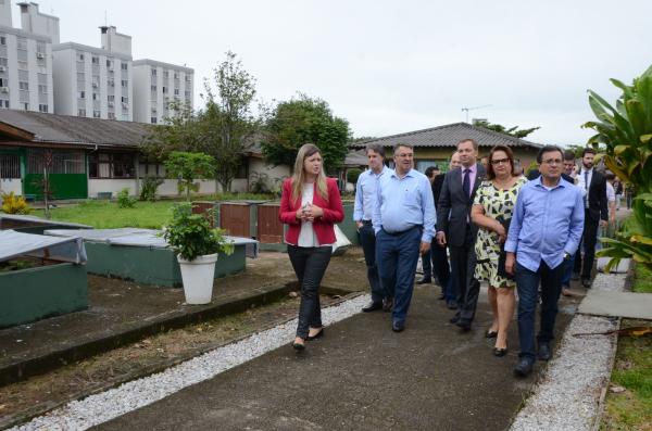 Governador caminha ao lado da horte da FCEE