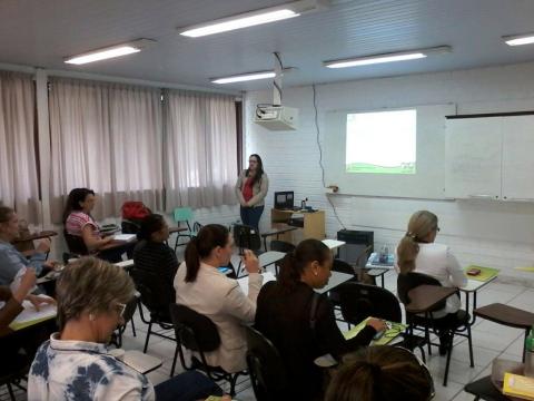 Professora Expondo conteúdo de Educação Especial
