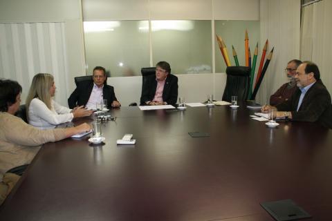 foto mesa de reunião Reunião na SED discute assuntos referente a Educação Especial no Estado