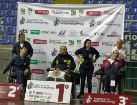 foto FCEE no pódio do Campeonato Regional Sul de Bocha Paralímpica 
