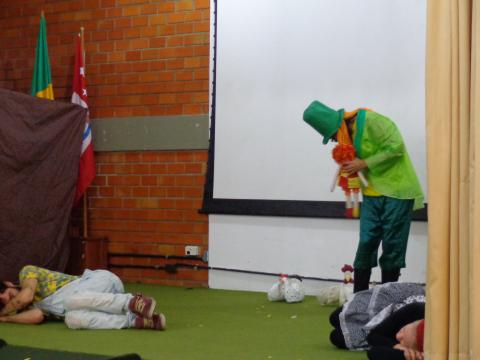 FOTO TEATRO: Os profissionais apresentaram uma adaptação da obra de Monteiro Lobato o Sítio do Pica-pau Amarelo. A peça foi toda em LIBRAS com os interpretes fazendo as vozes dos personagens.