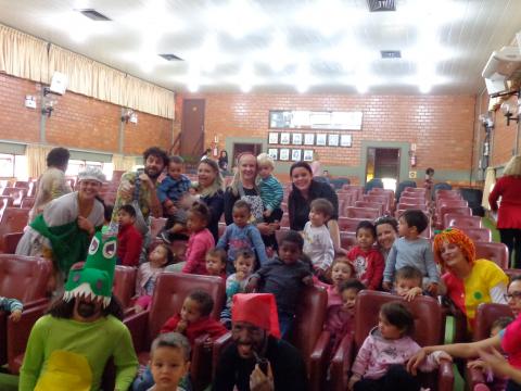 FOTO TEATRO: Os profissionais apresentaram uma adaptação da obra de Monteiro Lobato o Sítio do Pica-pau Amarelo. A peça foi toda em LIBRAS com os interpretes fazendo as vozes dos personagens.