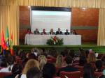 Foto auditório e mesa composta por autoridades no seminário de Empregabilidade.