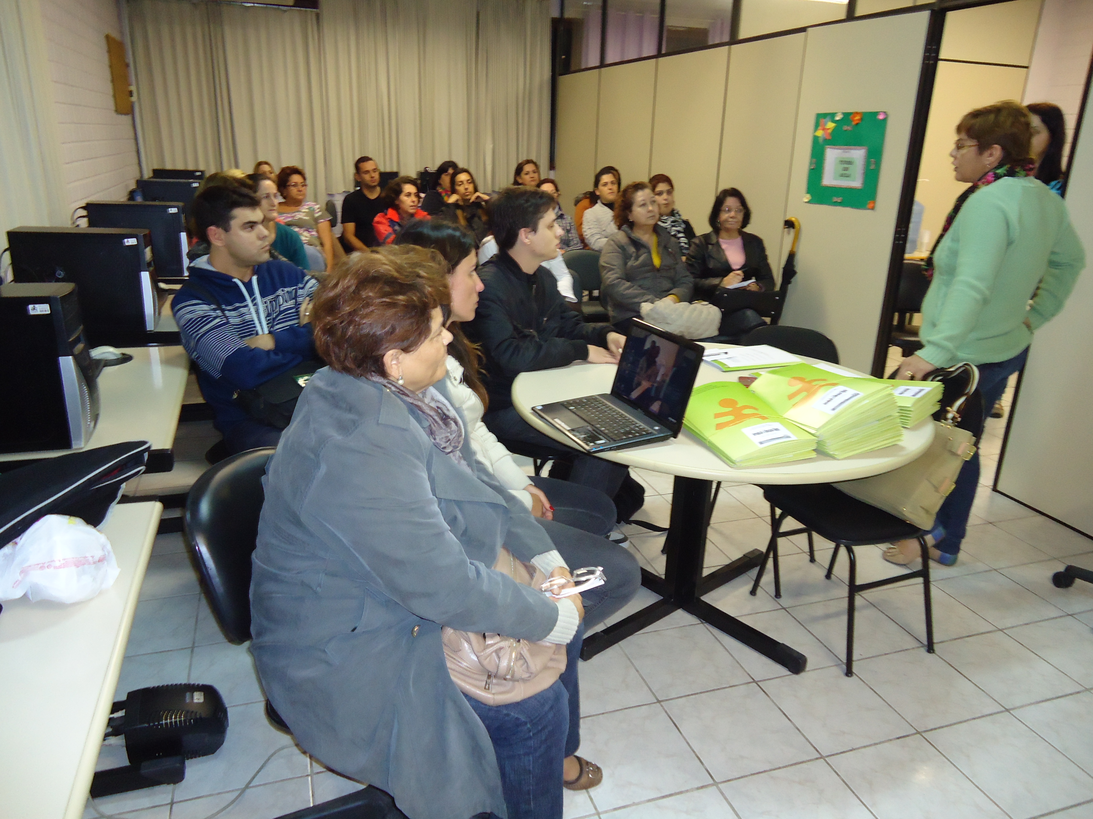 4fcee_oferece_curso_a_profissionais_de_educao