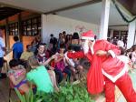 papai_noel_distribui_presentes