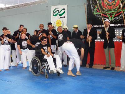 tiago_joga_capoeira