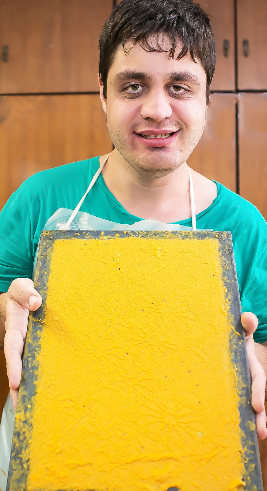 Educando mostra trabalho em madeira pintada de amarelo