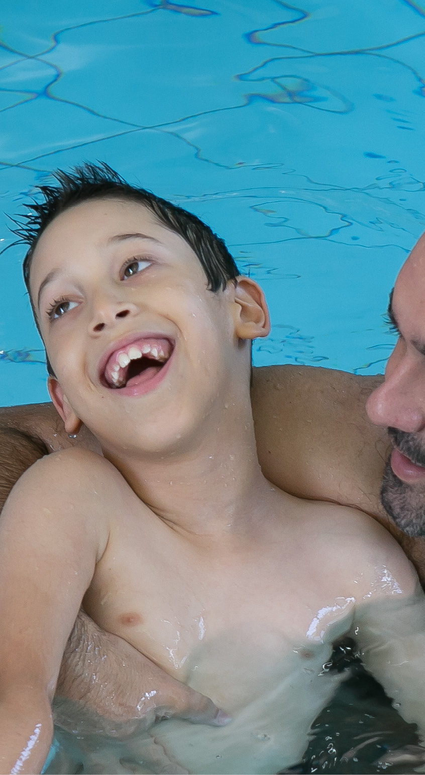 Educando sorrindo em uma piscina térmica