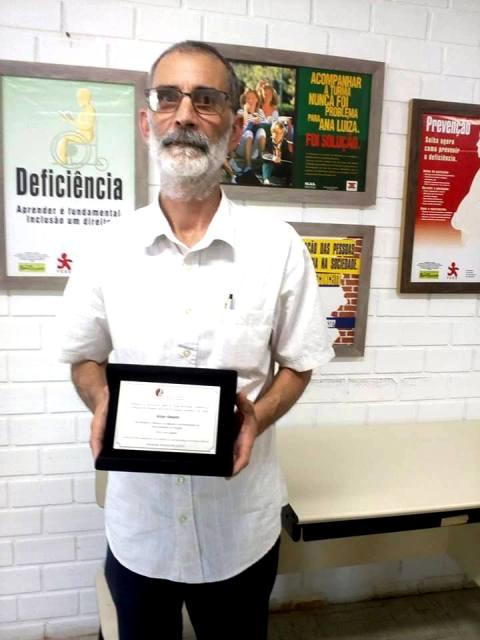Sérgio Bassetti com a placa em sua homenagem Sérgio Bassetti com a placa em sua homenagem