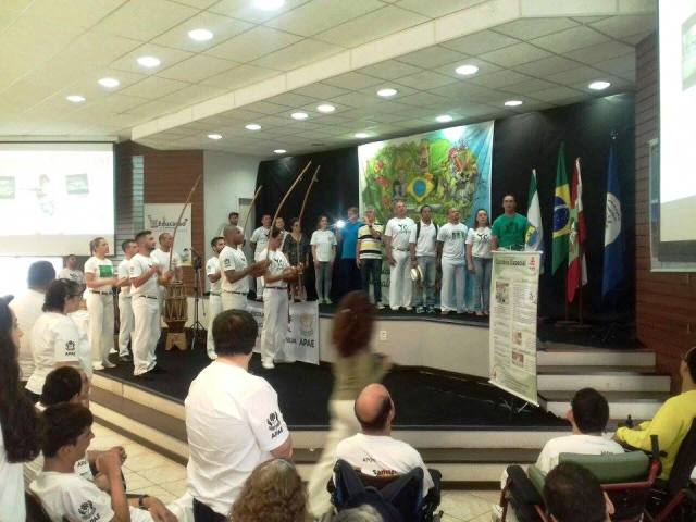 Abertura do evento com apresentação do Hino Nacional com orquestra de berimbaus Abertura do evento com apresentação do Hino Nacional com orquestra de berimbaus