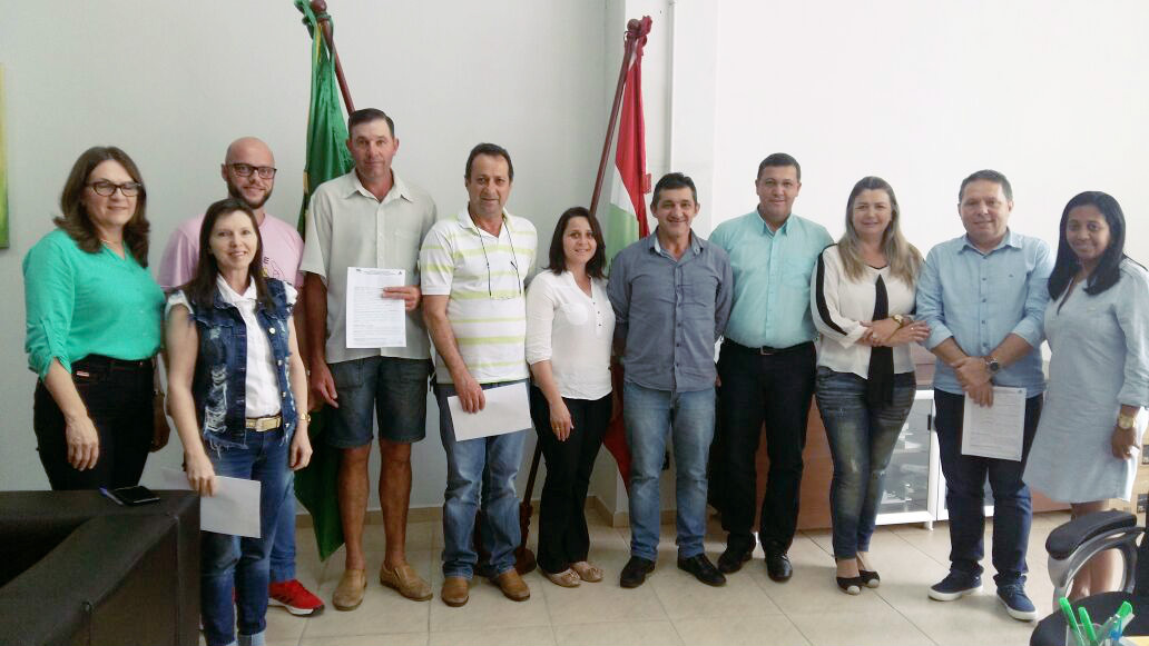 Assinatura de convênio na ADR de Ibirama na foto está a presidente e demais participantes do encontro. Assinatura de convênio na ADR de Ibirama na foto está a presidente e demais participantes do encontro.