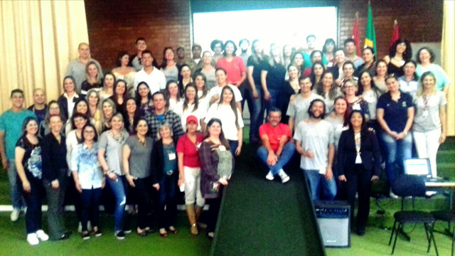 Integrantes do Curso de Equoterapia reunidos no auditório. Integrantes do Curso de Equoterapia reunidos no auditório.