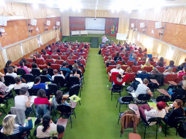 FOTO DO AUDITÓRIO LOTADO NO EVENTO DE COMO O CÉREBRO APRENDE