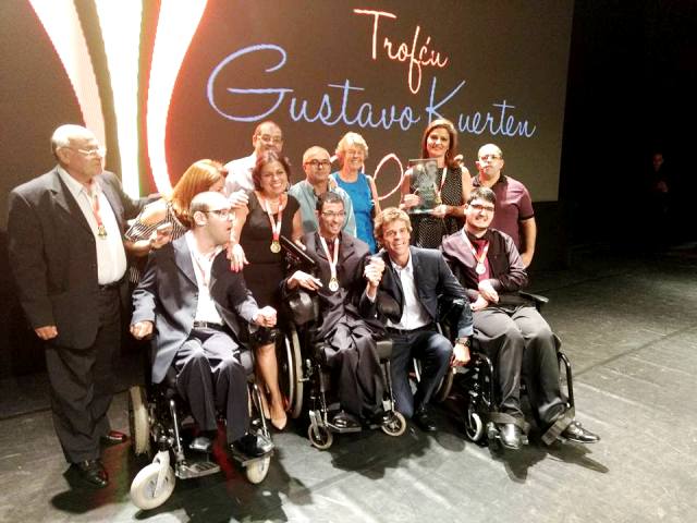 Equipe da FCEE recebe troféu das mãos do atleta Guga Kuerten Equipe da FCEE recebe troféu das mãos do atleta Guga Kuerten