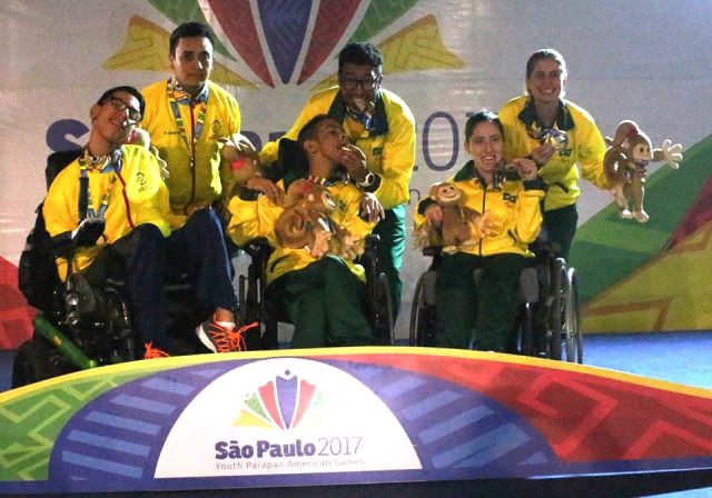 Julia e sua calheira recebem suas medalhas ao lado dos outros dois brasileiros medalhistas na competição. Julia (à direita) e sua calheira recebem suas medalhas ao lado dos outros dois brasileiros medalhistas na competição.