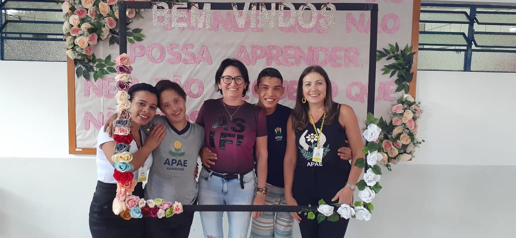 Educandos e professores posam para foto