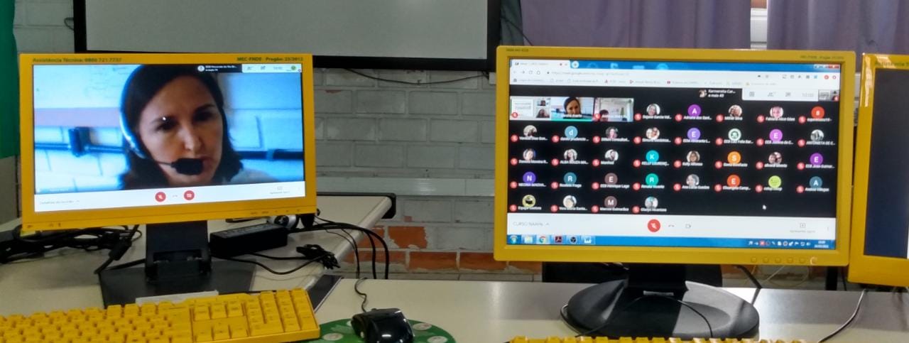 Duas imagens de telas de computador com pessoas centralizadas em quadros individuais 