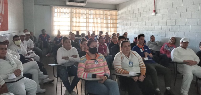 Imagem de várias pessoas sentadas em uma sala de aula assistindo uma aula