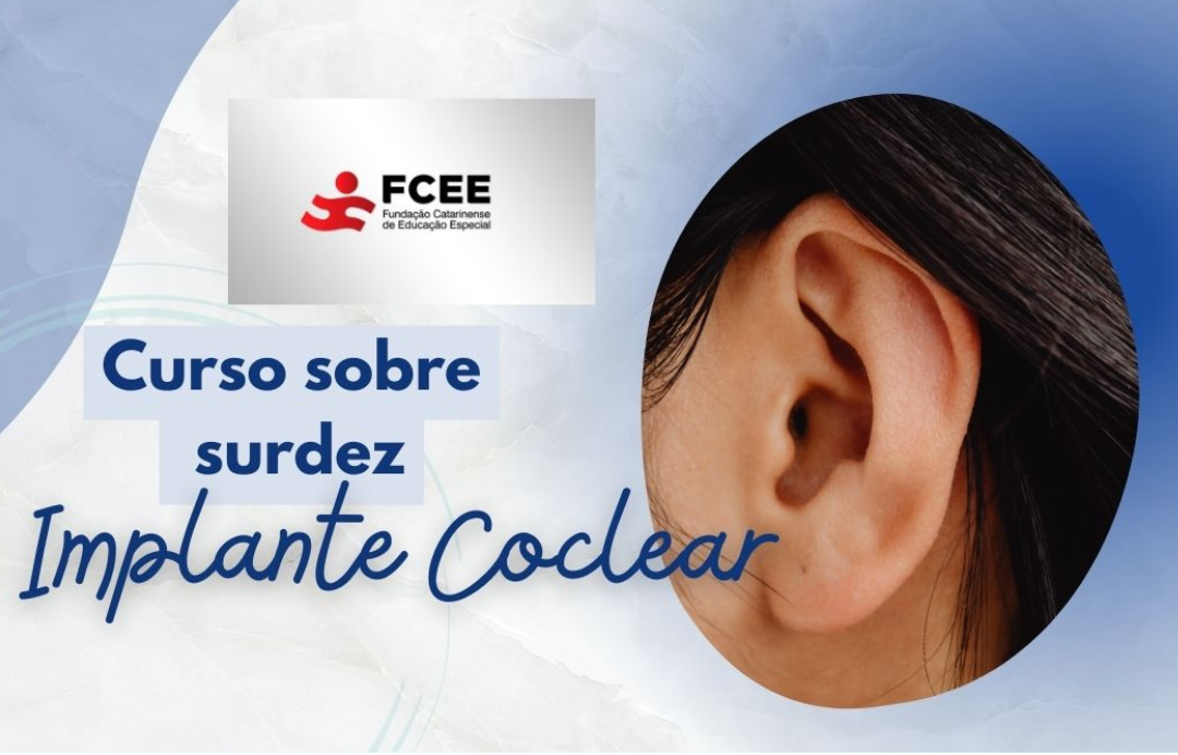 Imagem de um ouvido com as inscrições curso sobre surdez implante coclear