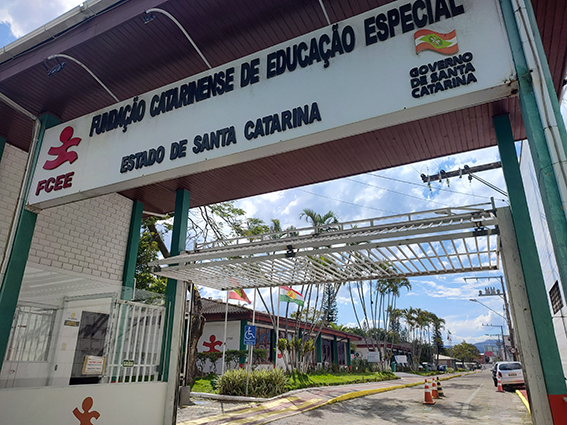 portal de entrada do campus da fcee