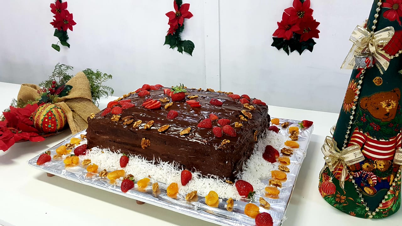 Imagem de bolo de chocolate retangular enfeitado com morangos e outros adornos de Natal Imagem de bolo de chocolate retangular enfeitado com morangos e outros adornos de Natal