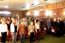 Servidores, usuários e autoridades presentes na celebração se preparam para cantar o hino nacional