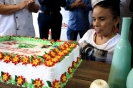 Usuária da FCEE corta o bolo de aniversário da instituição
