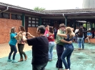 Servidores da FCEE aproveitando a festa no pátio do CEVI