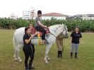 Aula demonstrativa de equoterapia no campo de futebol da Fundação