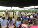 Aula demonstrativa de equoterapia no campo de futebol da Fundação