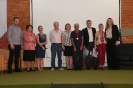 Autoridades posam ao lado dos homenageados